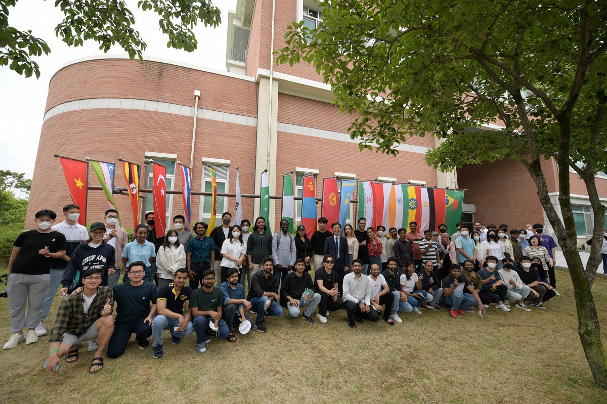 Foreign students raising the national flag of their country 대표이미지